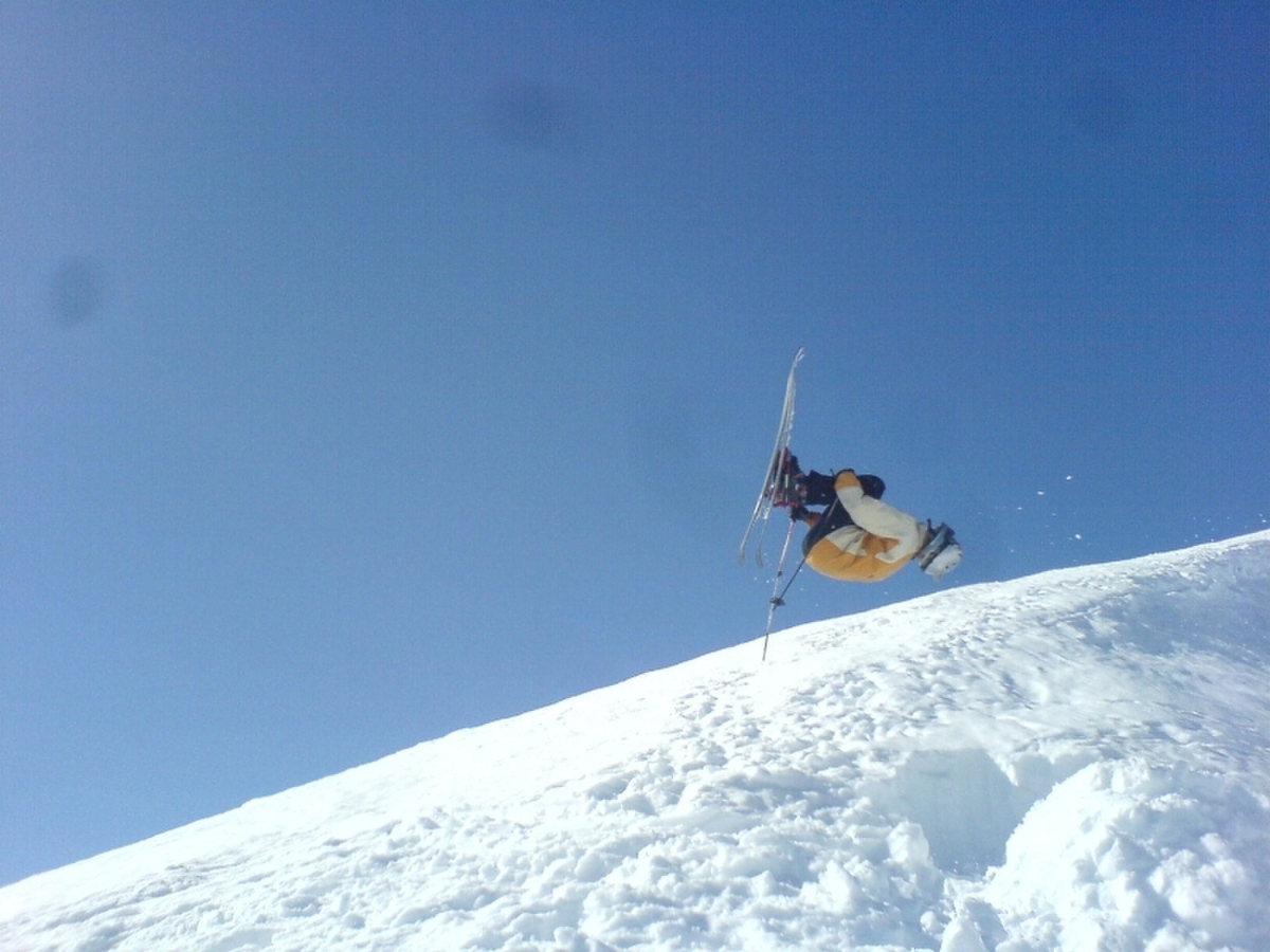 Audun tar bomba. Med ski på. I snøen. Kanskje det var en salto?